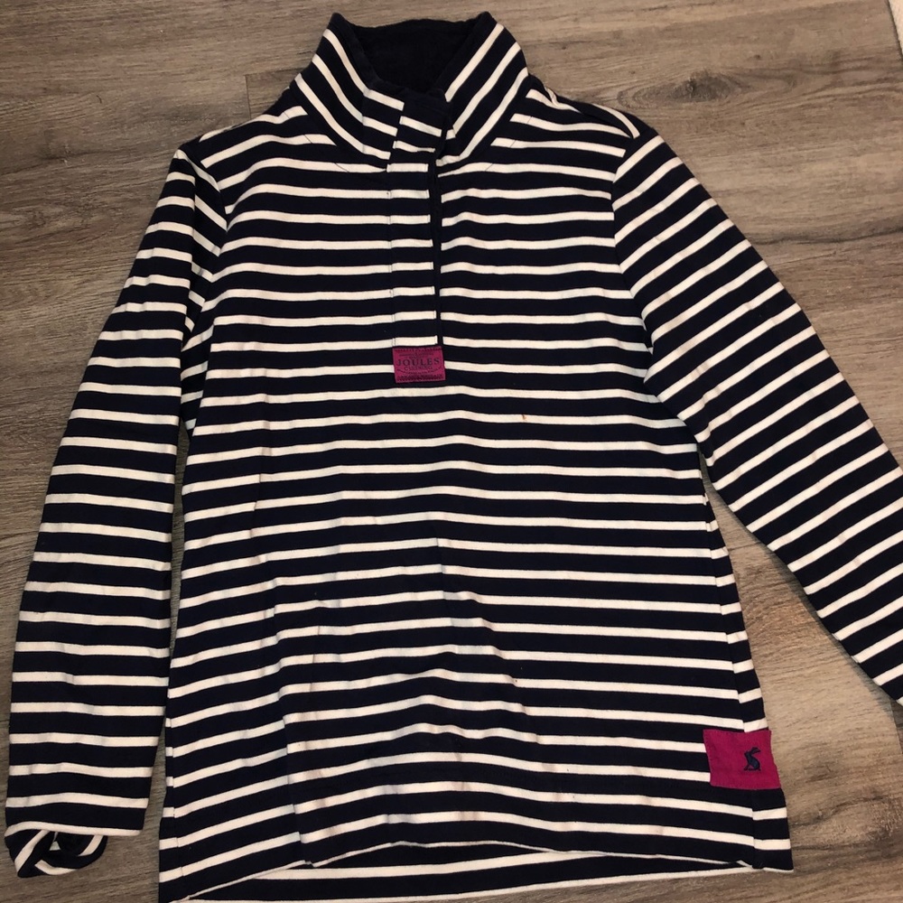 White, navy blue, and fuchsia colored pull over